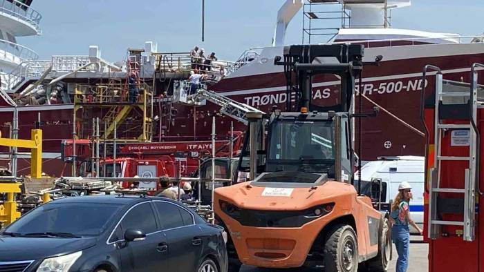 Gemide Yangın Çıktı, 4 İşçi Dumandan Etkilendi