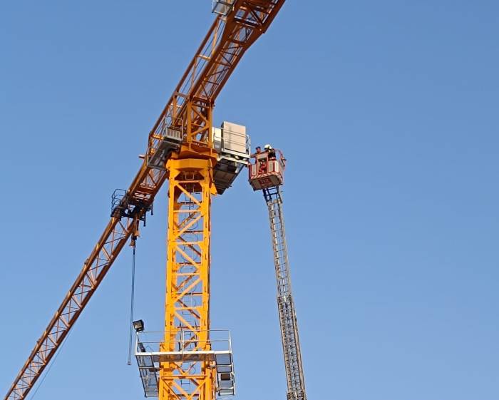 Vinç Üzerinde Rahatsızlanan Operatörü İtfaiye Kurtardı