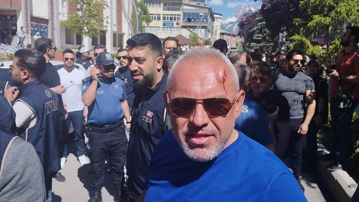 Hakkari’de Olaylar Çıktı: Polis Amiri Başından Yaralandı