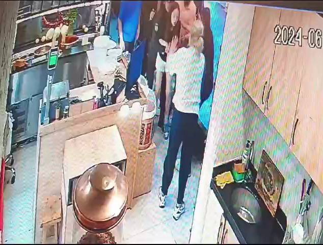 Kahraman Bekçi, Nefes Borusuna Çiğ Köfte Kaçan Çocuğu Heimlich Manevrası İle Ölümden Kurtardı