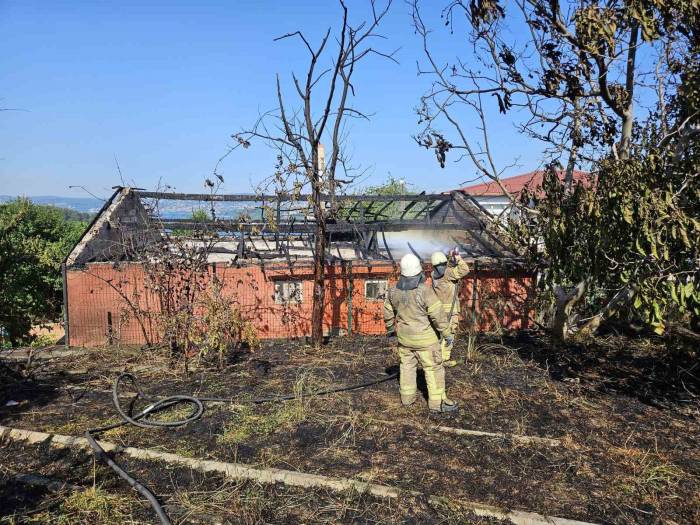 Sarıyer’de Gecekondu Alev Alev Yandı: Yaşlı Kadını Komşusu Kurtardı