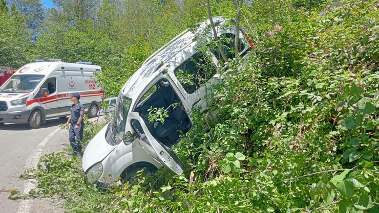 trabzonun-salpazari-ilcesinde-bugun-ogle-saatlerinde-sis-dagi-yayla-yolunda-meydana-gelen-trafik-kazasinda-ilk-belirlemelere-gore-4u-cocuk-9-kisi-yaralandi-2.jpg