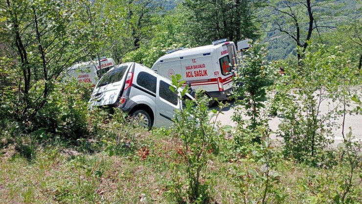 trabzonun-salpazari-ilcesinde-bugun-ogle-saatlerinde-sis-dagi-yayla-yolunda-meydana-gelen-trafik-kazasinda-ilk-belirlemelere-gore-4u-cocuk-9-kisi-yaralandi-3.jpg