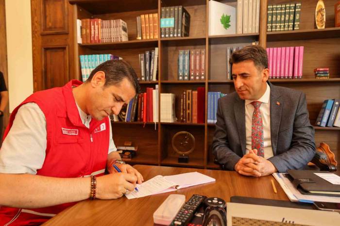 Vali Aygöl Kurban Bağışını Kızılay’a Yaptı