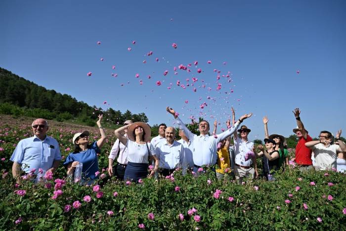 Büyükelçiler Isparta’da Gülün Yolculuğuna Tanıklık Etti
