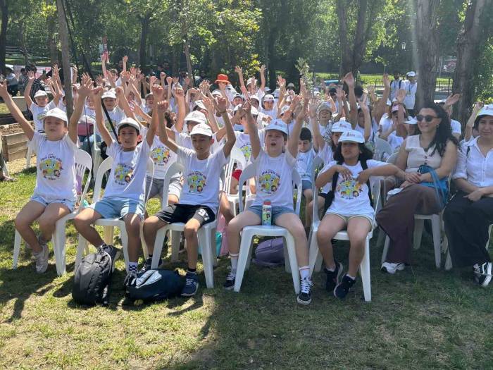 Beyoğlu’nda Çocuklar Dünya Çevre Günü’nde Fidan Dikti