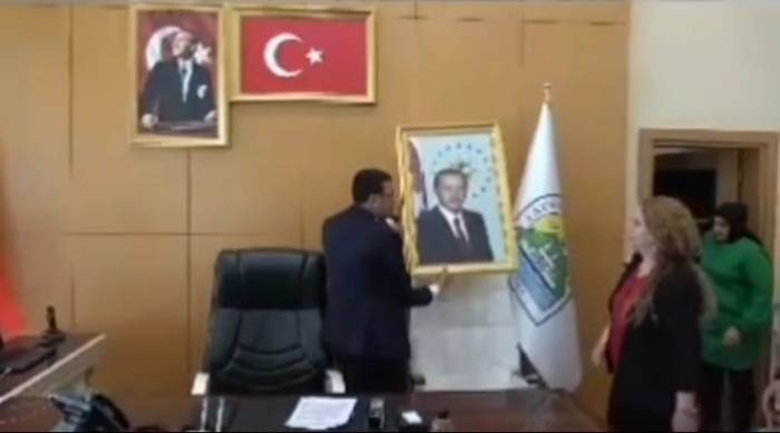 Dem Partili Başkanın Cumhurbaşkanının Fotoğrafını İndirdiği Görüntüler Ortaya Çıktı