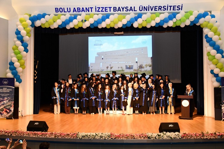 boluda-4-yil-once-girdikleri-universite-sinavinda-ayni-fakulteyi-kazanan-anne-ayse-naziker-karahan-ve-kizi-sena-karahan-birlikte-mezun-oldu-2.jpg