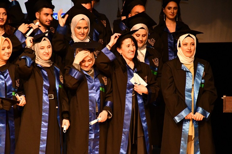 boluda-4-yil-once-girdikleri-universite-sinavinda-ayni-fakulteyi-kazanan-anne-ayse-naziker-karahan-ve-kizi-sena-karahan-birlikte-mezun-oldu-3.jpg