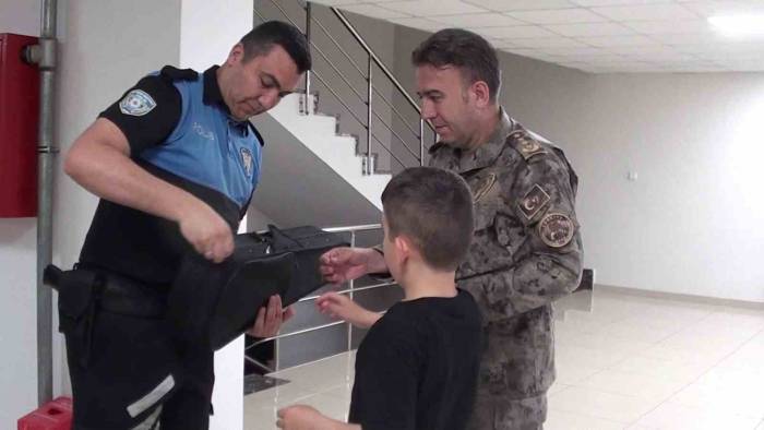 Keman İsteyen Çocuğun Hayalini Emniyet Müdürü Gerçekleştirdi