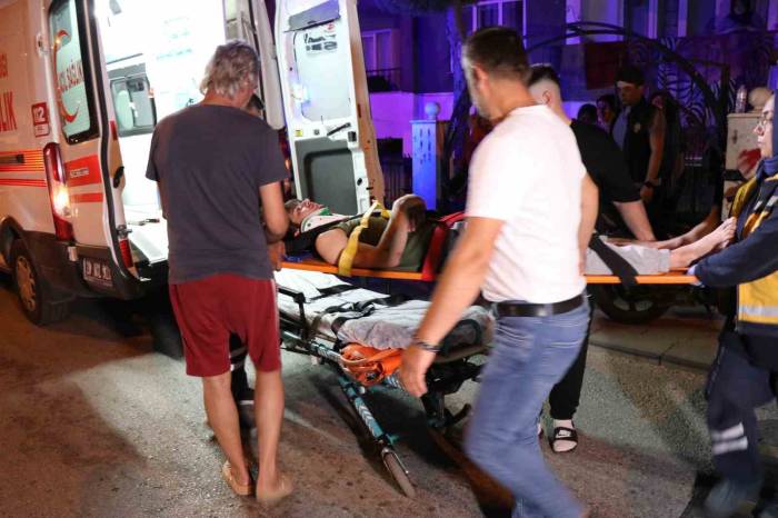 Pencereden Düşen Genç Yaralandı