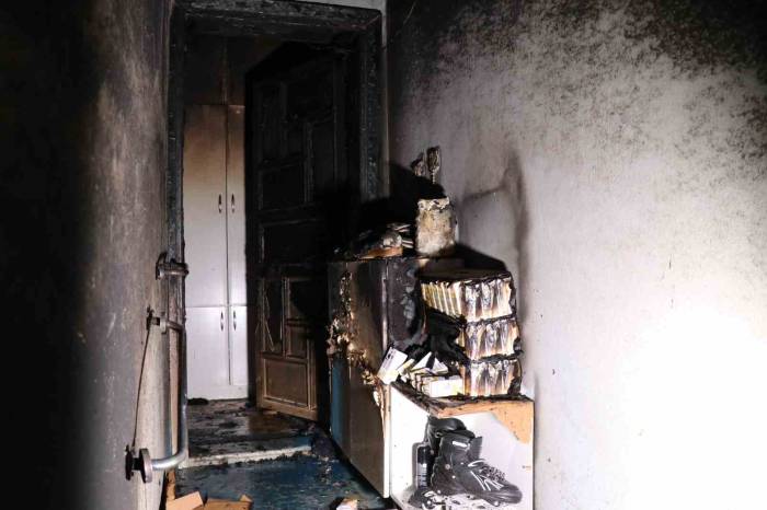 Kapı Tutuşunca İçeride Mahsur Kalan 4 Kişi İçin Ölüm Kalım Savaşı Verildi