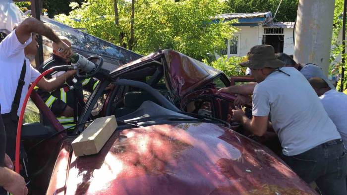 Kazada Sıkışan Sürücü 1 Saatlik Çalışmayla Kurtarıldı