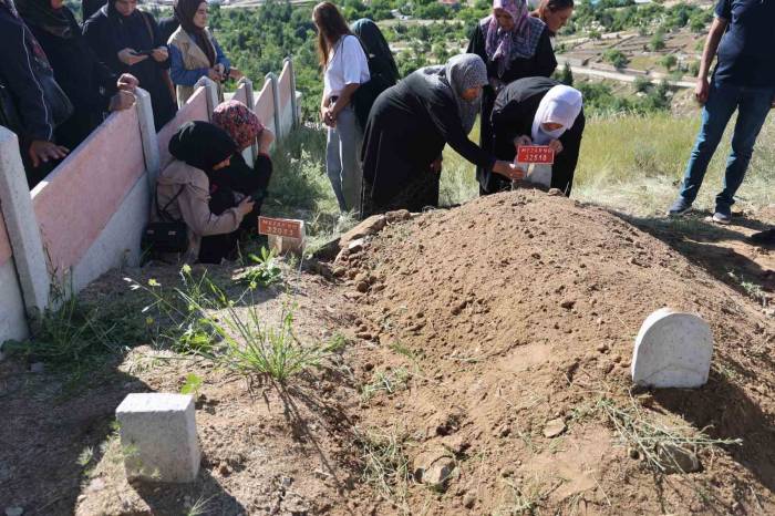 7 Ay Yoğun Bakımda Kaldıktan Sonra Hayatını Kaybetmişti: Ziyaretine Gideceği Anneannesinin Yanına Defnedildi