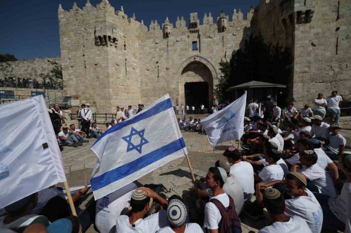 Binden Fazla Fanatik Yahudi’den Mescid-i Aksa’ya Baskın