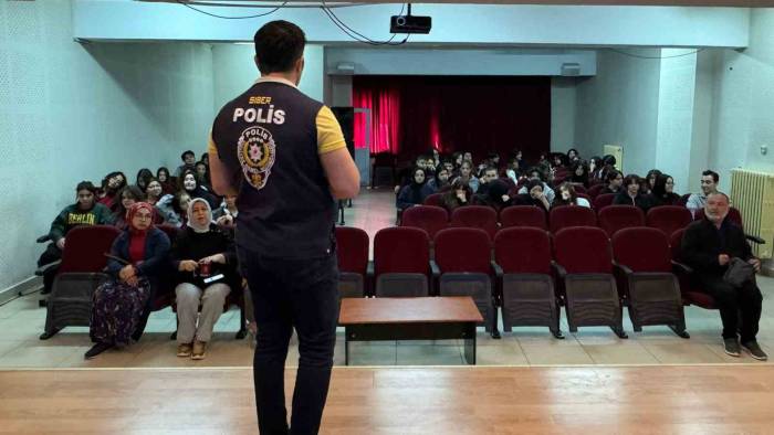 Kırıkkale Polisinden Öğrencilere Siber Zorbalıkla Mücadele Eğitimi