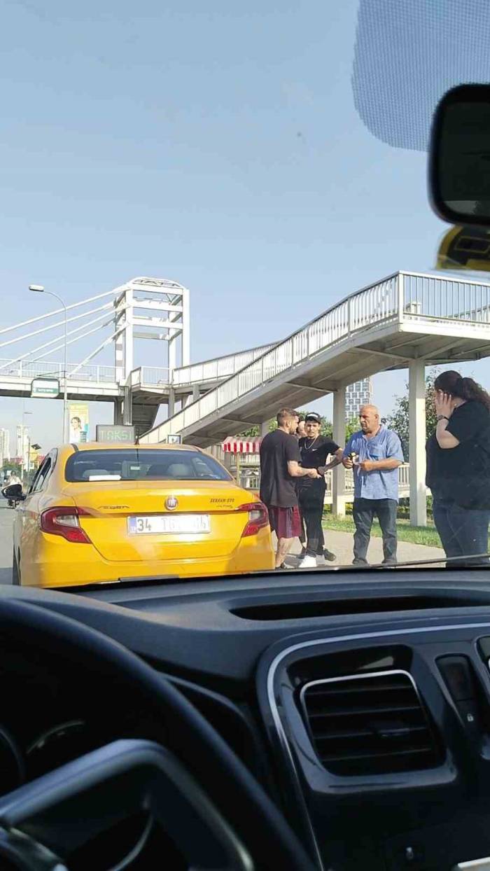 Maltepe’de Yolcu İle Taksi Şoförü Arasındaki Tartışma Kamerada
