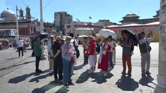 Yerli Ve Yabancı Turistler Sıcak Havaya Rağmen Taksim’e Akın Etti