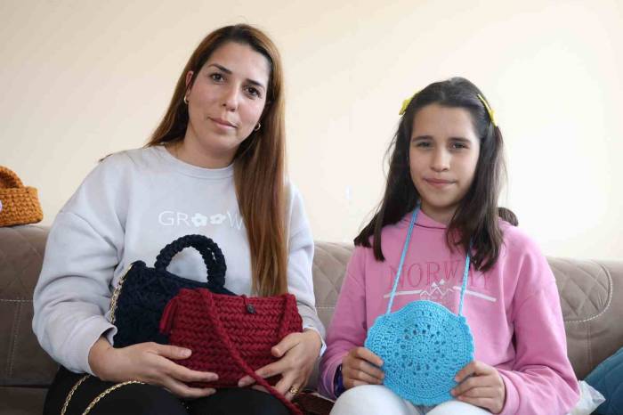 Depremzede Kadın, El Emeği Örgüleri 500 İle Bin 500 Tl Arasında Satarak Gelir Elde Ediyor