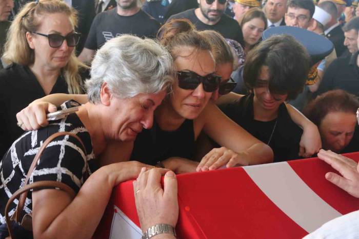 Şehit Pilota Gözü Yaşlı Veda