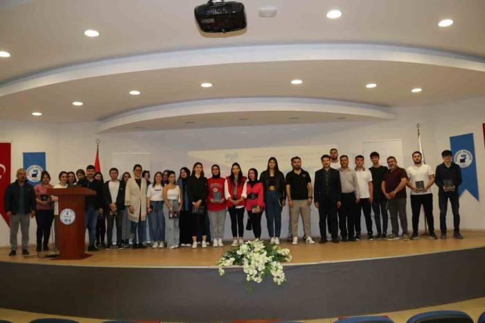 Üniversiteli Gençlere Terör Örgütlerinin Tuzakları Anlatıldı