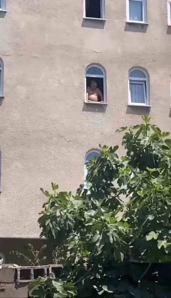 Ümraniye’de Yoldan Geçenlere Küfür Eden Yarı Çıplak Şahıs Kamerada