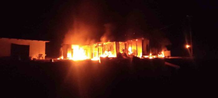 Şantiye Alanındaki Konteynerler Yandı