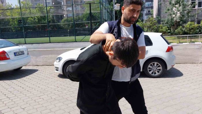 Karısını Ve Üvey Oğlunu Bıçaklayıp Yurt Dışına Kaçarken Yakalandı