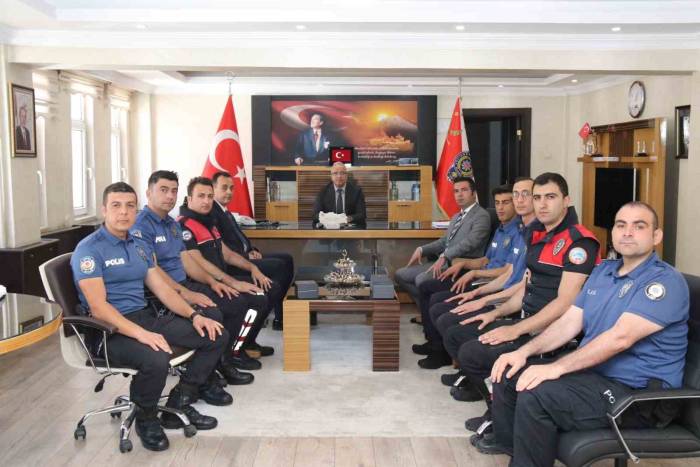 Ağrı İl Emniyet Müdürü İpar Başarılı Polisleri Tebrik Edip Hediye Takdim Etti
