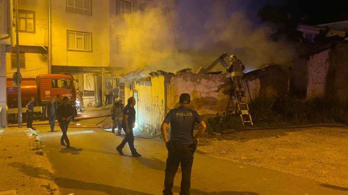 Metruk Binada Çıkan Yangın Mahallede Paniğe Neden Oldu