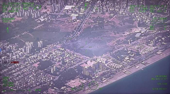 Konyaaltı Sahili’ne 300 Metre Yakınlıkta Yerleşim Alanlarını Tehdit Eden Yangın Korkuttu