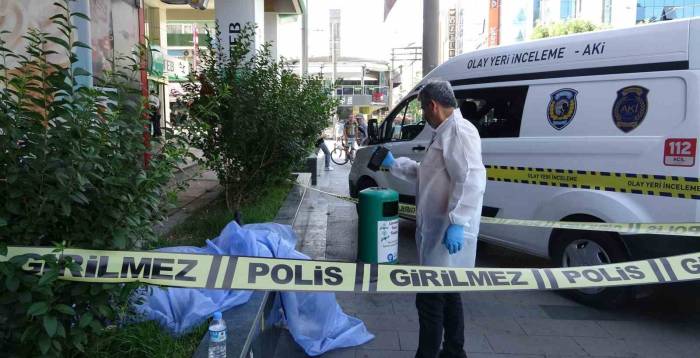 Kaldırımda Yürürken Kalbine Yenildi