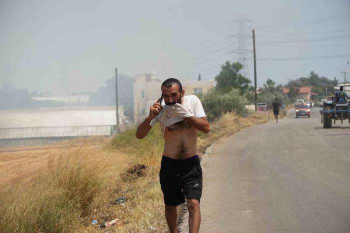 Anız Yakımıyla Başladı Seralara Ve Evlere Sıçradı