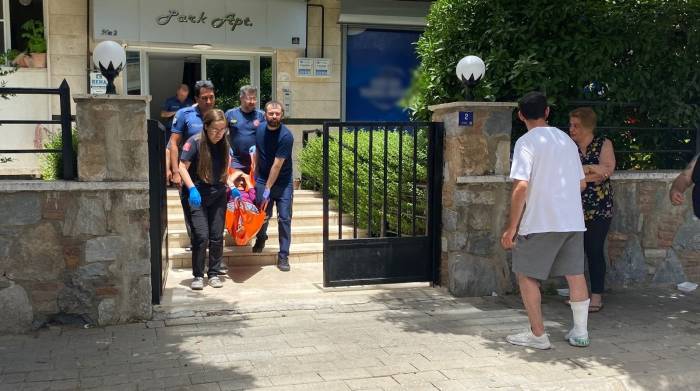 Balkonda Düşen Yaşlı Kadın İçin Ekipler Seferber Oldu