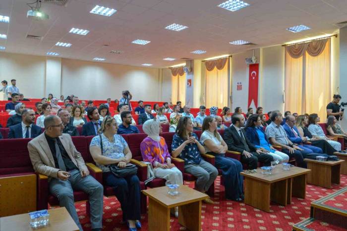 Mezunlar Ve Öğrenciler Bir Araya Geldi