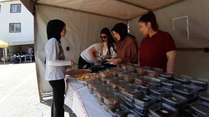 Bu Panayırda Satılan Ürünler Okulun İhtiyaçlarını Karşılayacak