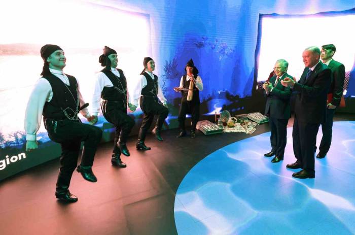 Cumhurbaşkanı Erdoğan, Özbekistan Cumhurbaşkanı Mirziyoyev İle Horon Ekibini İzledi