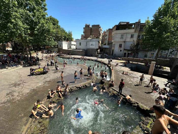 Diyarbakır’da Sıcaklığın 40 Dereceyi Bulmasıyla Çocuklar Anzele’ye Akın Etti