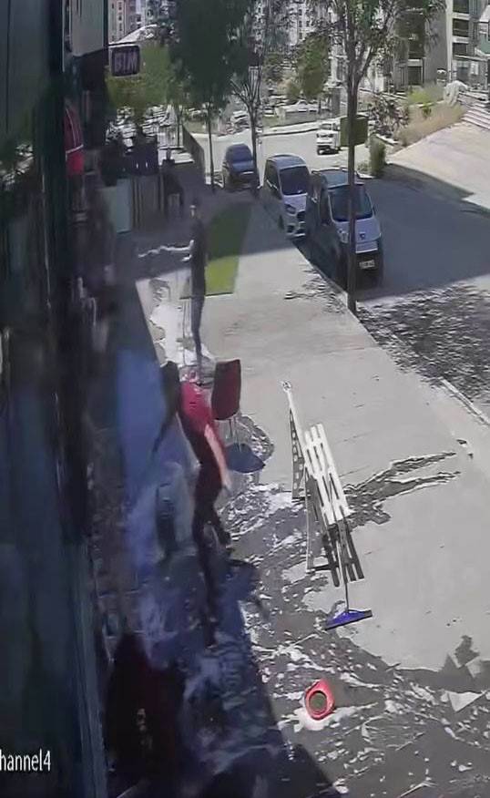 Merdivenden İnmeden Yer Değiştirmek İstedi, Sırtüstü Yere Çakıldı