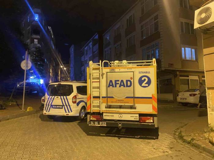 Fatih’te Binaların Arasında Kalan Tarihi Yapının İstinat Duvarı Çöktü