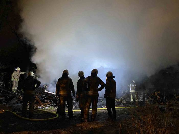 Fatih’te Korkutan Yangın: Tek Katlı Ahşap Baraka Alev Alev Yandı