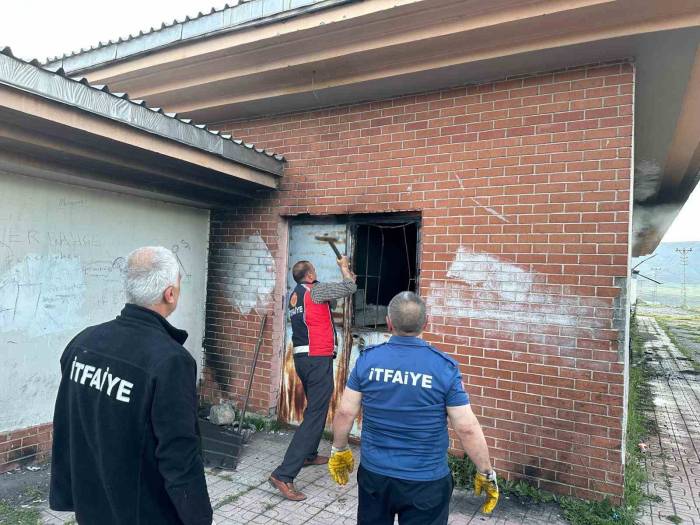 Kağızman Milli Eğitim Müdürlüğü Deposunda Yangın