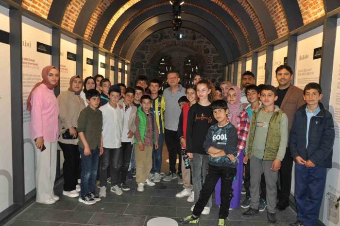 Kars’ta Ortaöğretim Öğrencileri Tarihi Yerinde Öğreniyor