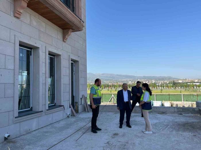 Başkan Büyükkılıç, Devam Eden Şantiyeleri İnceledi