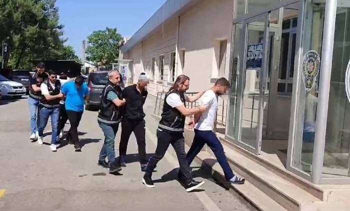 Eşini Darp Ettiği İddia Edilen Adamı Öldüresiye Dövüp Videoya Kaydettiler