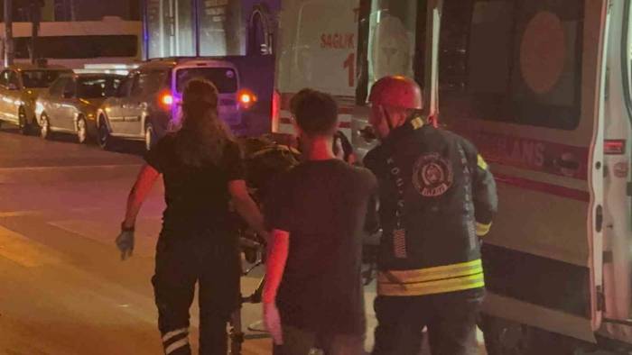 Trafik Tabelasına Çarpan Otomobilin Sürücüsü Yaralandı