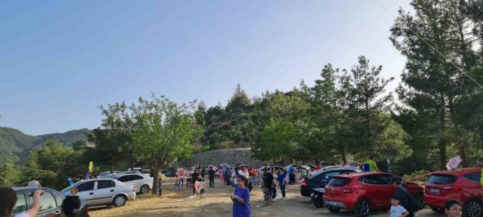 Geleneksel Uçurtma Şenliği Renkli Görüntülere Sahne Oldu