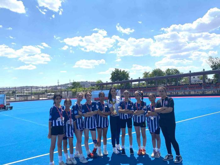 Menteşe Cumhuriyet Ortaokulu Hokey Takımı Türkiye İkincisi Oldu