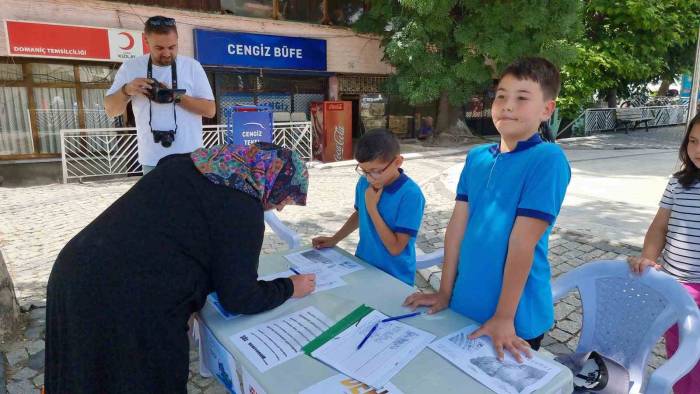 Öğrenciler Çevre İçin Vatandaşlardan "Söz Veriyorum" İmzası Topladı