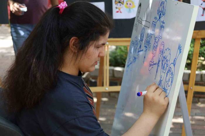 Otizmli Nisanur, Duygularını Müzik Ve Resimle Yansıtıyor